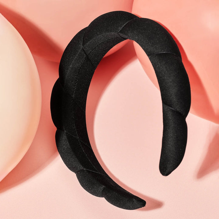 headband in black color